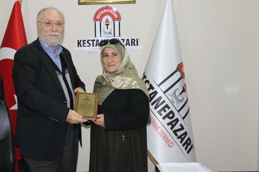 Reyhan Öz’e Plaket Takdim Edildi