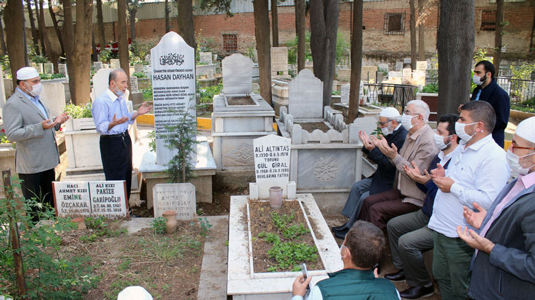 Rahmetli Başkan Hasan Dayhan Kabri Başında Dualarla Anıldı