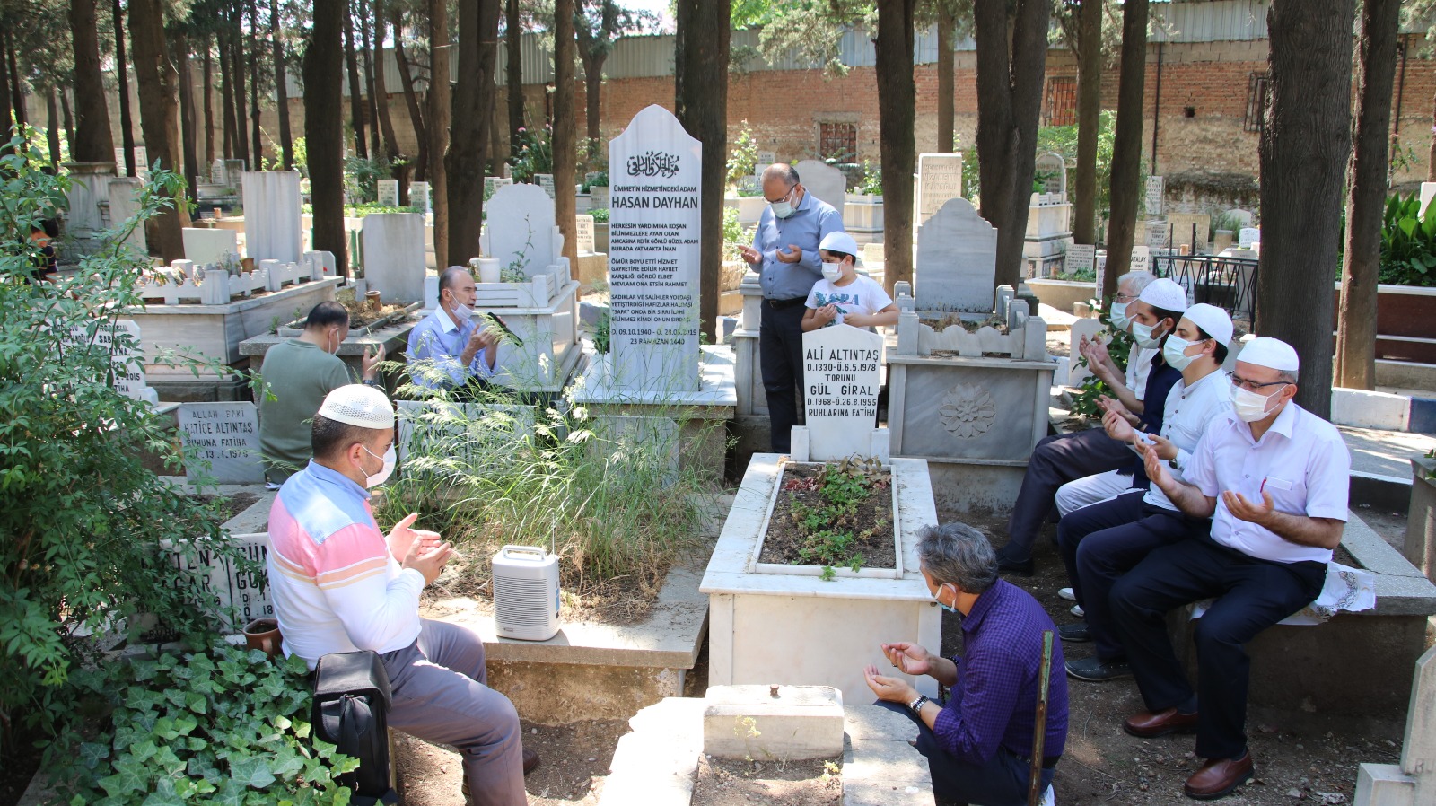 Merhum Başkan Hasan Dayhan Kabri Başında Dualarla Anıldı