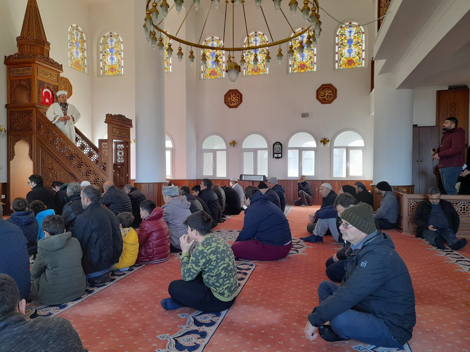 Urla Müftülüğü Güvendik Mahallesi Camiinde Depremde Hayatını Kaybeden Kardeşlerimizin Ruhu İçin ve Yaralı Kurtulan Kardeşlerimize de Şifa Niyetiyle “Kur’an Tilaveti ve Dua Programı” Düzenlendi.