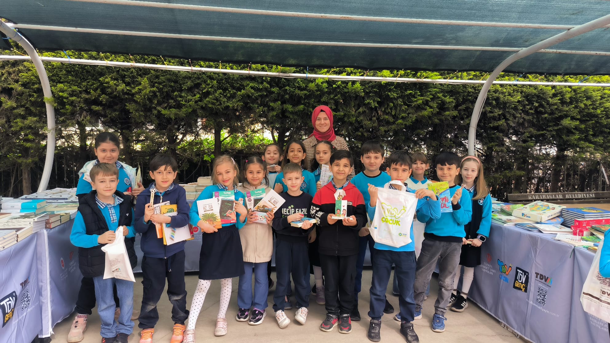 Karabağlar’da Minik Öğrencilerden Örnek Davranış: Harçlıklarıyla Kitap Aldılar