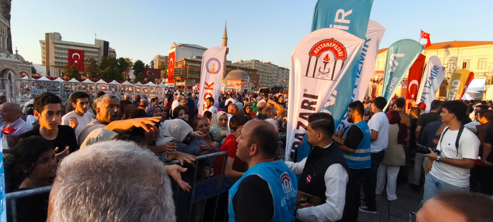 Kestanepazarı’ndan Konak Meydanı’ndaki Demokrasi Nöbetine Destek